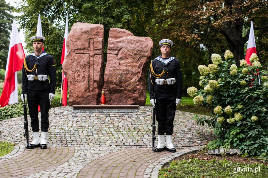 Niedzielne uroczystości z okazji Dnia Sybiraka przed pomnikiem „W hołdzie zesłańcom Sybiru” // fot. Karol Stańczak