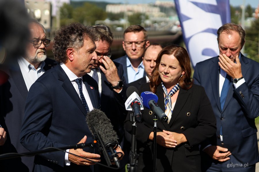 Briefing prasowy dotyczący finansowania Drogi Czerwonej i Estakady Kwiatkowskiego. Wypowiada się Jacek Karnowski, sekretarz stanu w Ministerstwie Funduszy i Polityki Regionalnej, obok prezydent Gdyni Aleksandra Kosiorek (fot. Kamil Złoch)