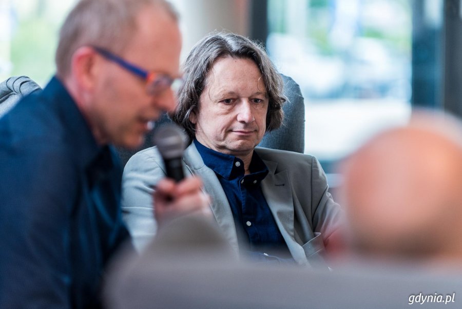 Spotkanie "Czytaj albo giń" prowadzi Piotr Millati