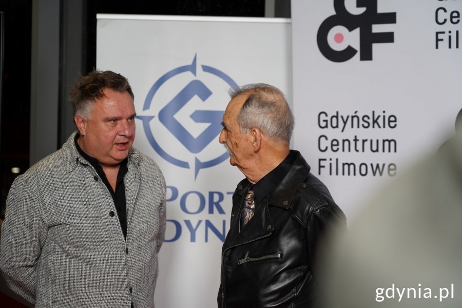 Na zdjęciu stoją i rozmawiają reżyser Marek Koterski i dyrektor Jerzy Rados