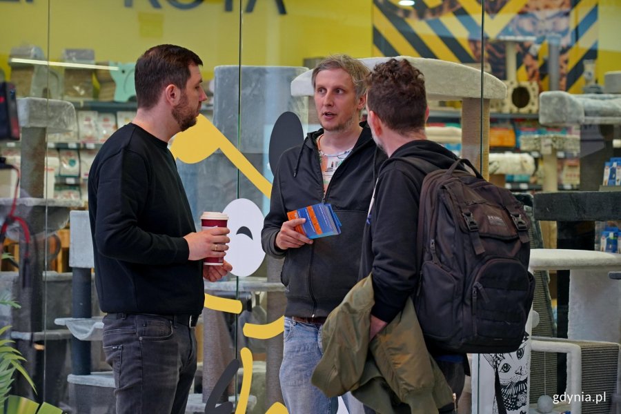 Marcin Zawisza &ndash; przewodniczący Rady ds. Mężczyzn w Gdyni, Piotr Kajut &ndash; wiceprzewodniczący Rady ds. Mężczyzn w Gdyni i Tomasz Podsiadło &ndash; członek Rady ds. Mężczyzn w Gdyni podczas akcji z okazji Dnia Mężczyzny w Centrum Handlowym Riviera