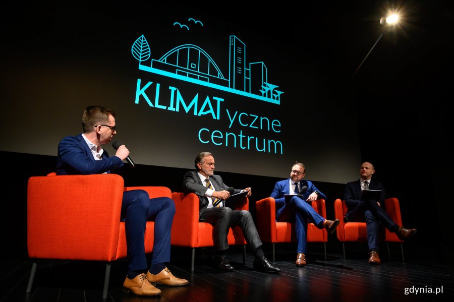 Konferencja odsłaniająca projekt KLIMATyczne Centrum, Wojciech Szczurek - prezydent Gdyni, Marek Łucyk - wiceprezydent Gdyni ds. rozwoju i Bartosz Bartoszewicz - wiceprezydent Gdyni ds. jakości życia, fot. Dawid Linkowski