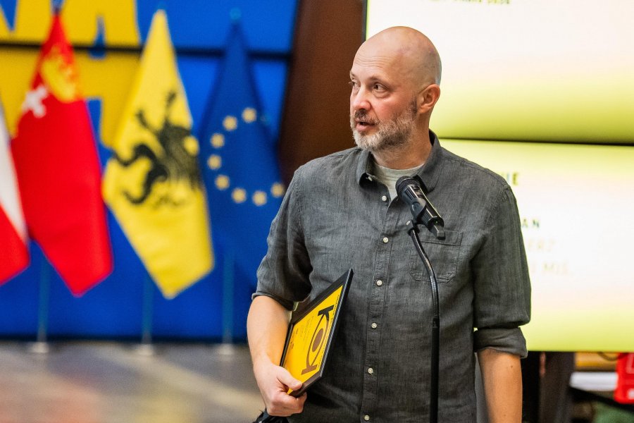 Fotoreporter Piotr Wittman przemawiający podczas gali Gdańsk Press Photo 2026