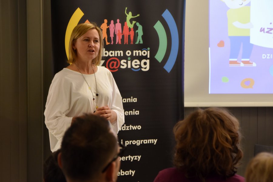 Beata Szadziul, pełnomocnik prezydenta Gdyni ds. rodziny otwiera spotkanie w InfoBoxie, fot. Kamil Złoch