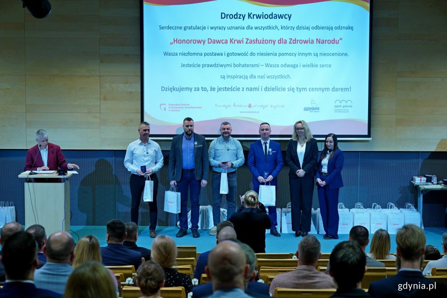 Odznaczeni honorowi dawcy krwi z Wejherowa wraz z dr hab. Marleną Robakowską &ndash; dyrektor Regionalnego Centrum Krwiodawstwa i Krwiolecznictwa w Gdańsku i Iwoną Piastowską &ndash; sekretarz miasta Wejherowa podczas gali w PPNT Gdynia
