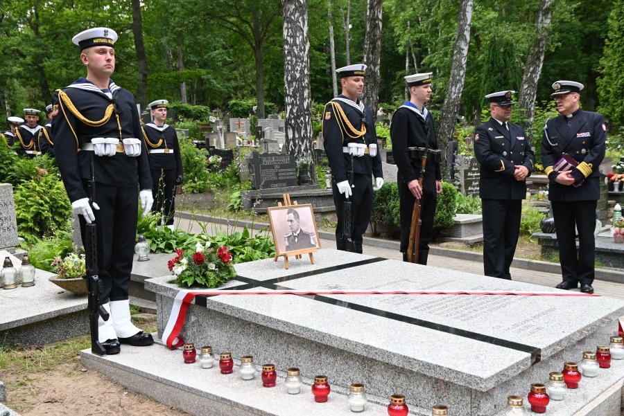 na zdjęciu płyta nagrobna ze zdjęciem
