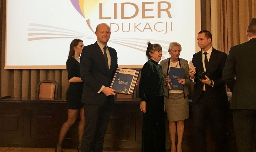 Wiceprezydent Bartosz Bartoszewicz odebrał w Krakowie certyfikat "Samorządowego Lidera Edukacji 2018", który przyznano Gdyni // fot. materiały prasowe