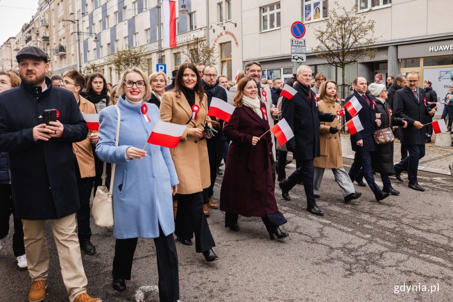 Na zdjęciu (od lewej): radny Łukasz Strzałkowski, radna Agnieszka Tokarska, radna Teresa Bysewska, wiceprzewodnicząca Rady Miasta M prezydent Gdyni Aleksandra Kosiorek, dyrektor zarządzający ds. kultury i aktywności Mariusz Bzdęga, przewodniczący Rady Mista Tadeusz Szmiot.)