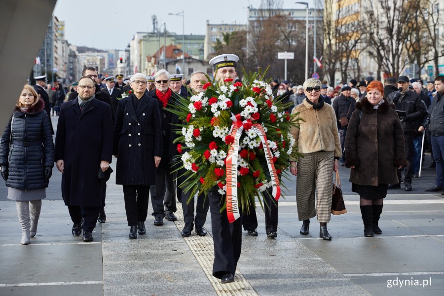 Uroczystości oficjalne pod pomnikiem Polski Morskiej z okazji 93. rocznicy nadania praw miejskich, fot. Dawid Linkowski