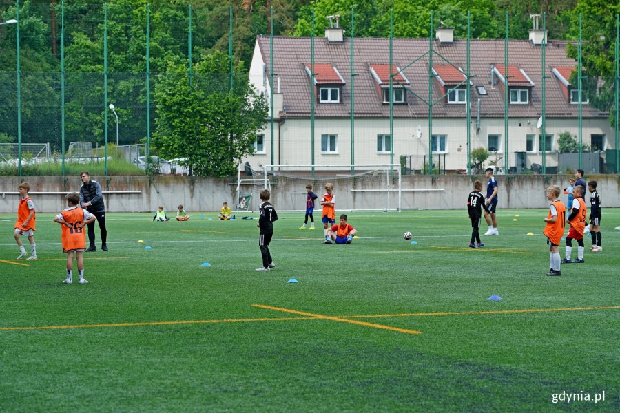 Młodzi sportowcy na boisku podczas rozgrywek 