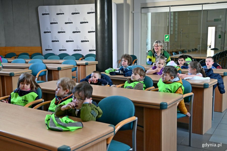 Dzieci z Przedszkola nr 25 w Gdyni podczas wizyty w sali obrad Rady Miasta Gdyni 