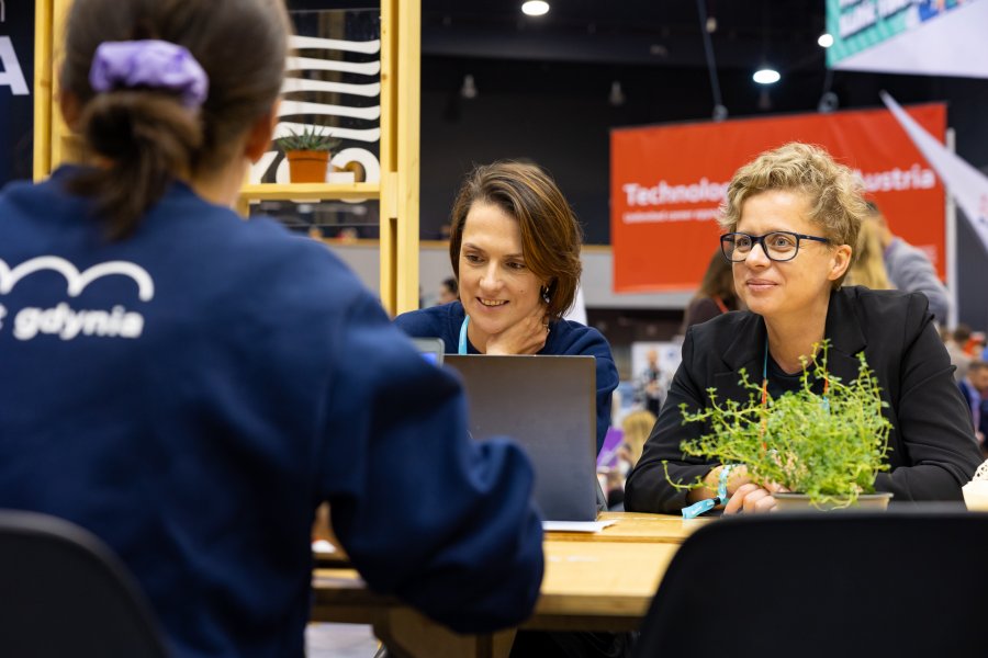 Na zdjęciu widoczna jest Strefa Coworkingu na stoisku Miasta Gdyni i PPNT Gdynia  // fot. Lucyna Lewandowska Fotografia