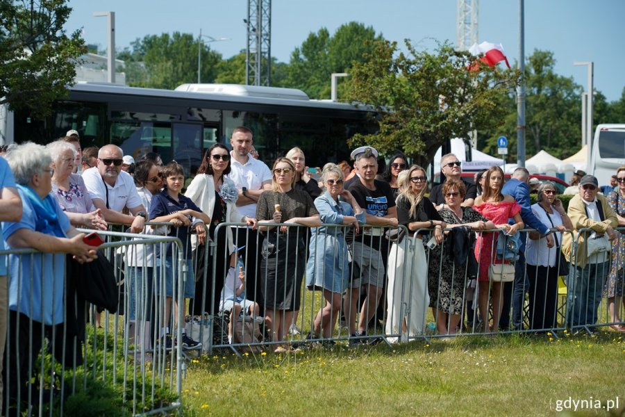 Mieszkańcy Gdyni i rodziny absolwentów podczas uroczystości 