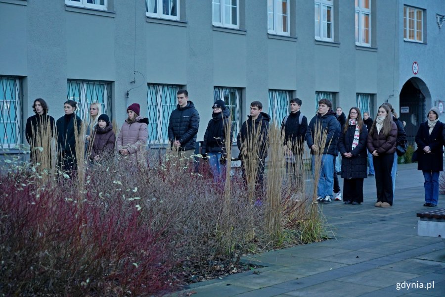 Uczestnicy apelu pamięci z okazji święta Uniwersytetu Morskiego