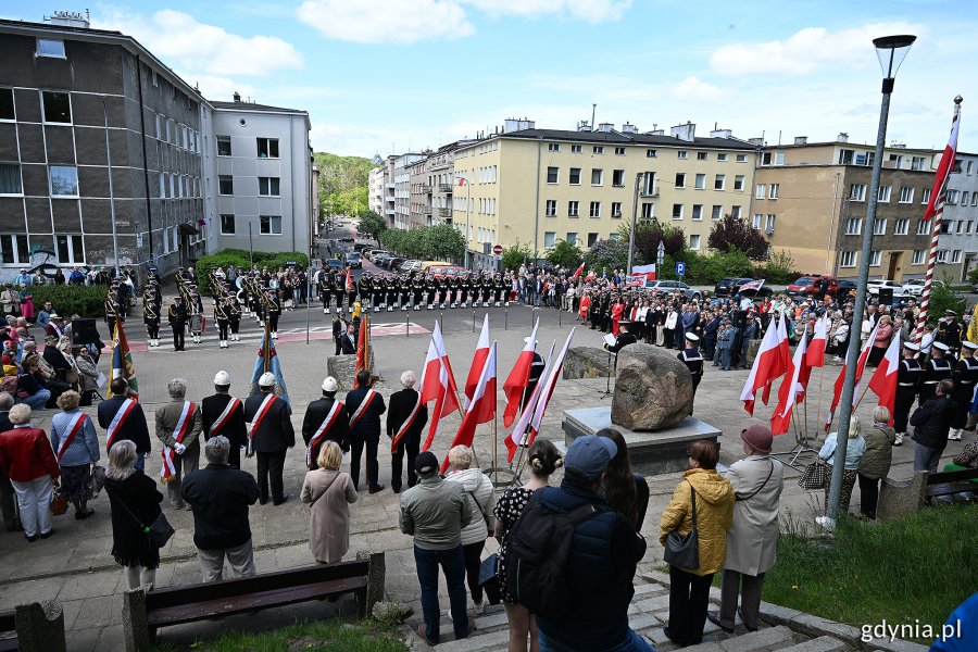 Uczestnicy uroczystości z okazji Święta Narodowego Trzeciego Maja zgromadzeni wokół pomnika Konstytucji 3 Maja w Gdyni