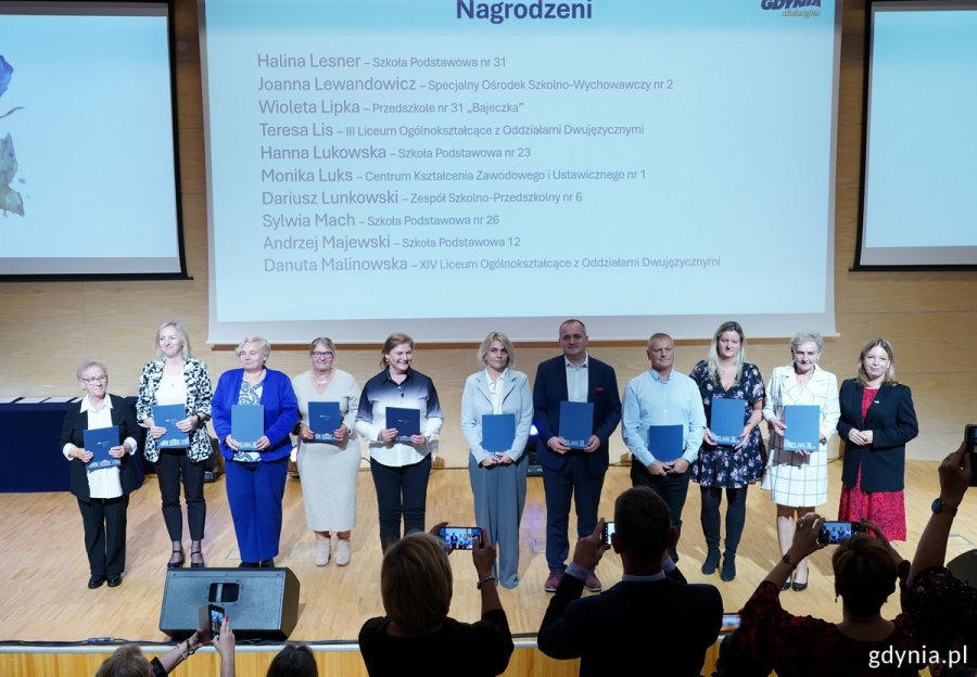 Nagrodzeni i wyróżnieni w towarzystwie wiceprezydentki Oktawii Gorzeńskiej