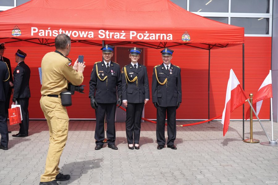 Osoby w mundurze robią sobie zdjęcie