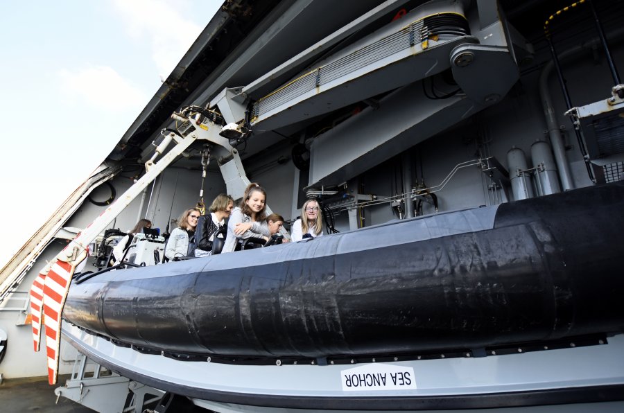 Uczniowie SP nr 26 w Gdyni zwiedzają HMS Diamond, fot. Kamil Złoch