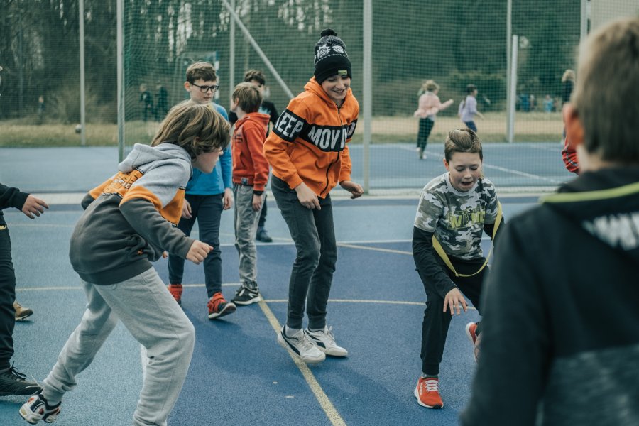 Chłopcy trenują na boisku SP 47 w Gdyni