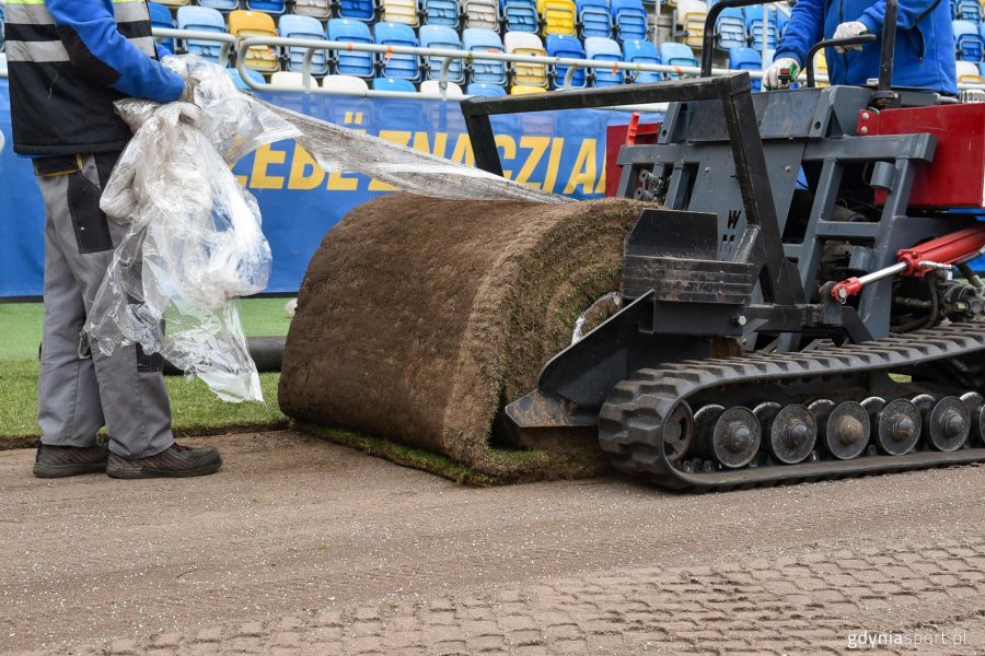 Nowa darń przyjechała w rolkach (fot. Marek Urbaniak)