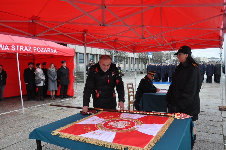 Sztandar dla Komendy Straży Pożarnej w Gdyni. Na zdjęciu prezydent Gdyni, Wojciech Szczurek.