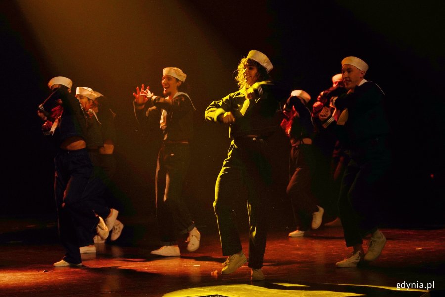 Zdjęcie z pr&oacute;by koncertu sylwestrowego &bdquo;Muzyczny swojemu miastu na 100-lecie&rdquo;. Scena zbiorowa 