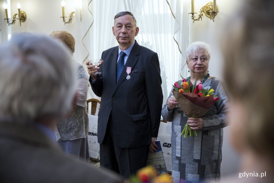 Pamiątkowe Medale za Długoletnie Pożycie Małżeńskie z rąk prezydenta Wojciecha Szczurka odebrały pary obchodzące Złote Gody, fot. Przemysław Kozłowski