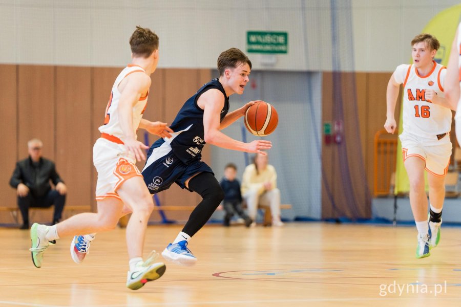 Koszykarze na boisku w trakcie meczu