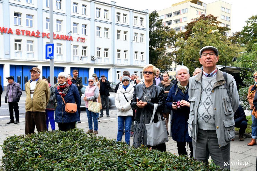 Mieszkańcy Gdyni uczestniczący w uroczystości odsłonięcia muralu Tadeusza Wendy. Wśród nich radny Zenon Roda (pierwszy po prawej) // fot. Magdalena Czernek