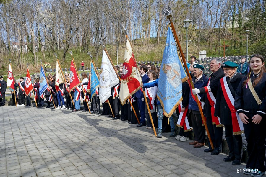 Poczty sztandarowe i młodzież szkolna podczas uroczystości z okazji Dnia Pamięci Ofiar Zbrodni Katyńskiej na Cmentarzu Wojennym w Redłowie