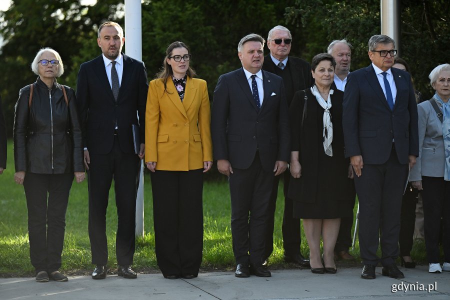 Na zdjęciu m.in. radna Joanna Zielińska, wiceprezydent Gdyni Tomasz Augustyniak, posłanka na Sejm Wioletta Tomczak, poseł Michał Kowalski.  Dzień Polskiego Państwa Podziemnego – uroczystości z okazji 86. rocznicy jego utworzenia pod Pomnikiem Armii Krajowej w Gdyni (fot. Michał Puszczewicz)
