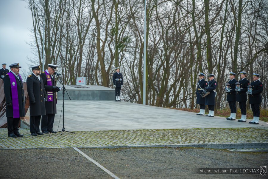 Marynarze i kapelani podczas modlitwy, kt&oacute;ra odbyła się podczas uroczystości upamiętniających marynarzy represjonowanych przez władze komunistyczne w okresie powojennym