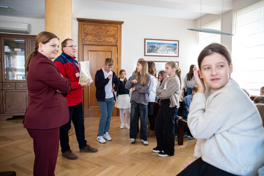 Uczniowie w gabinecie Aleksandry Kosiorek, prezydent miasta.