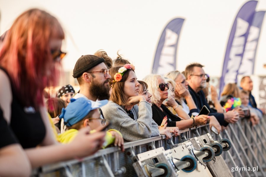Ludzie czekają na koncert na plaży