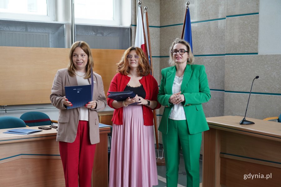Na zdjęciu od lewej: wiceprezydentka Gdyni Oktawia Gorzeńska (przewodnicząca rady w I kadencji), koordynatorka ds. Praw Człowieka Marta Otrębska i Agnieszka Tokarska &ndash; wiceprzewodnicząca rady w I kadencji (fot. Karolina Szypelt)
