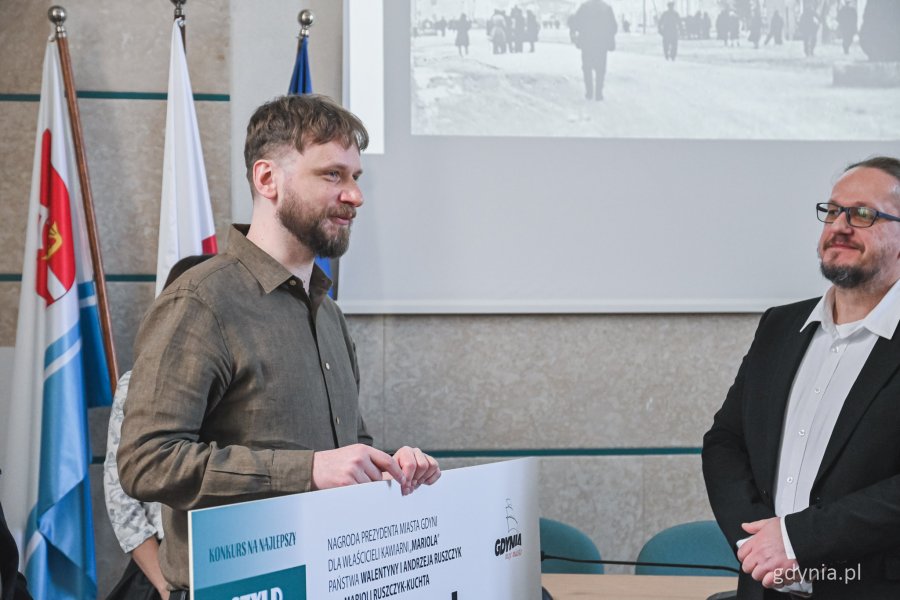 Wręczenie nagród w konkursie na najlepiej zaprojektowany szyld w Gdyni - nagrodę odbiera Robert Ruszczyk z Mariola Cafe (fot. Kamil Złoch)