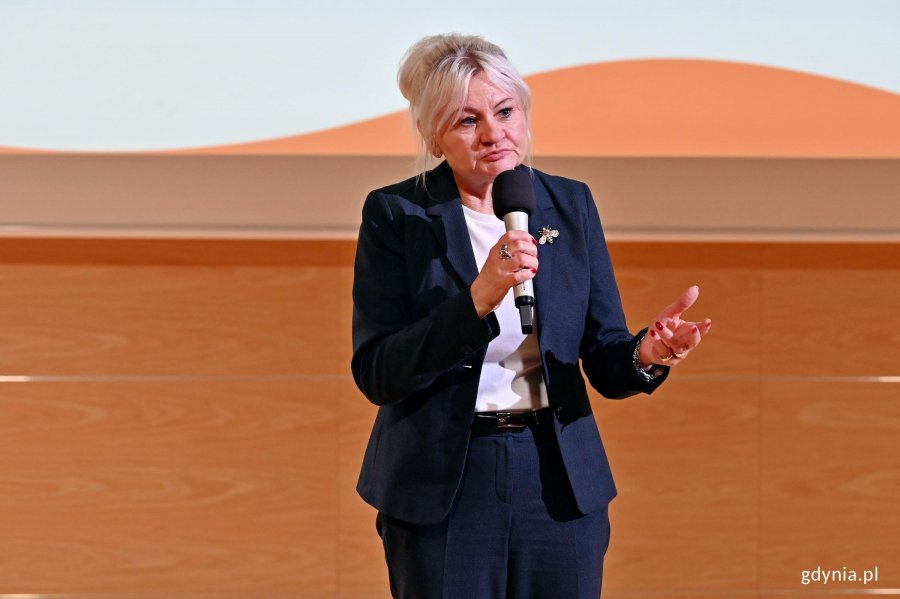 Iwona Tanewska &ndash; naczelniczka Wydziału Edukacji Urzędu Miasta Gdyni przemawiająca podczas finału kampanii &bdquo;Jak szkoła to dwa koła&rdquo; w Pomorskim Parku Naukowo-Technologicznym