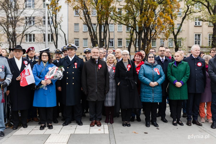 Od lewej: Dorota Arciszewska-Mielewczyk - prezes PLO, Adam Weintrit - rektor Uniwersytetu Morskiego w Gdyni, prezydent Gdyni Wojciech Szczurek, radna Elżbieta Sierżęga, Joanna Zielińska - przewodnicząca Rady Miasta Gdyni, radni Danuta Styk i Jakub Furkal, posłanka Henryka Krzywonos-Strycharska, Marcin Horała - sekretarz stanu w Ministerstwie Funduszy i Polityki Regionalnej, posłanka Barbara Nowacka, senator Sławomir Rybicki podczas uroczystości przed pomnikiem Polski Morskiej // fot. Karol Stańczak