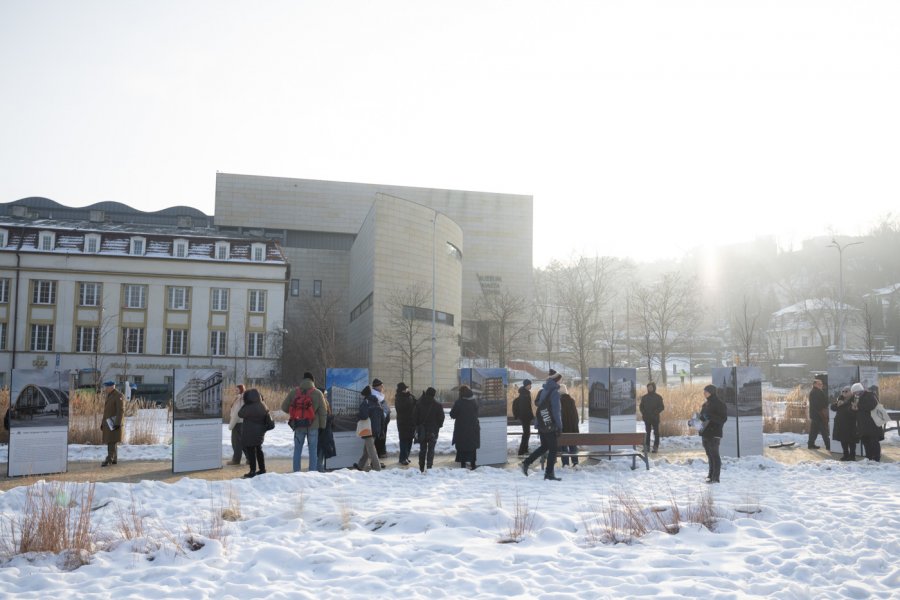 Grupa ludzi podziwia zdjęcia