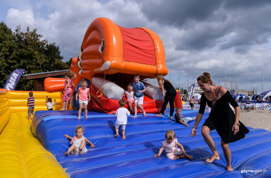 Festyn „Pożegnanie wakacji” na plaży miejskiej w Gdyni // fot. Dawid Linkowski