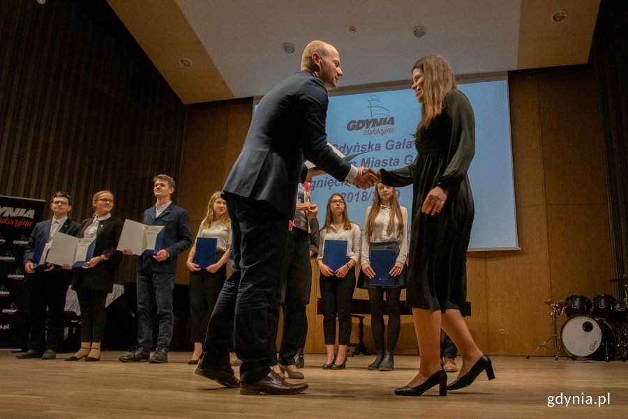 Zdolni gdyńscy uczniowie i studenci odebrali stypendia z rak wiceprezydenta Gdyni Bartosza Bartoszewicza oraz Joanny Zielińskiej, przewodniczącej Rady Miasta Gdyni // fot. Anna Rezulak 