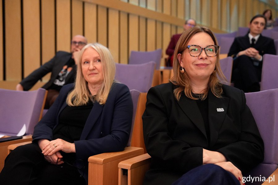 Wiceprezydentka Gdyni, Oktawia Gorzeńska i dyrektor Centrum Nauki Experyment, dyrektor CN Experyment, Alicja Harackiewicz podczas debaty "Gdynia! Wyb&oacute;r na dziś. Miasto na jutro"