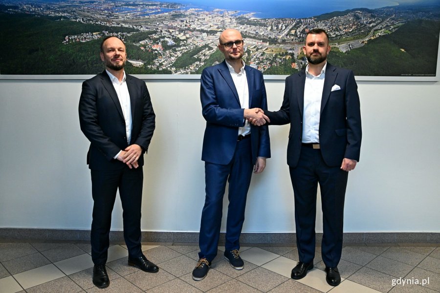 Od prawej: Rafał Skrzypczak – prokurent spółki Polimex Infrastruktura, wiceprezydent Gdyni Bartłomiej Austen i Hubert Pizon – dyrektor ds. operacyjnych firmy Polimex Infrastruktura pod podpisaniu umowy na budowę krytej pływalni 