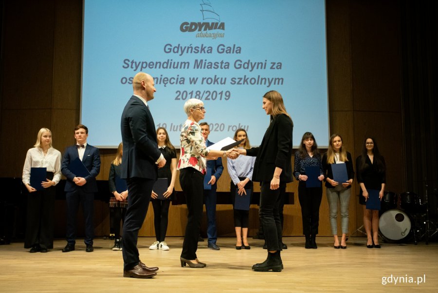 Zdolni gdyńscy uczniowie i studenci odebrali stypendia z rak wiceprezydenta Gdyni Bartosza Bartoszewicza oraz Joanny Zielińskiej, przewodniczącej Rady Miasta Gdyni // fot. Anna Rezulak 