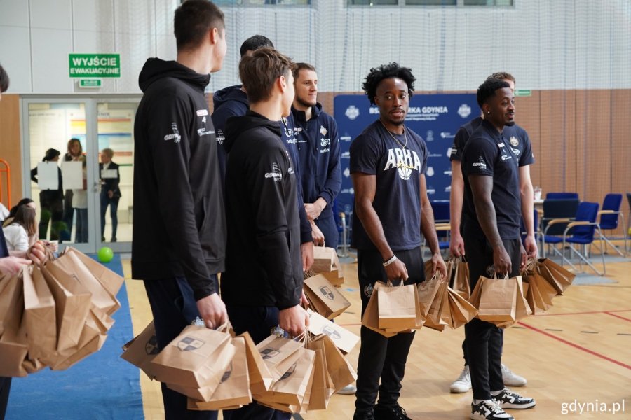 Zawodnicy AMW Arki Gdynia z upominkami dla dzieci 