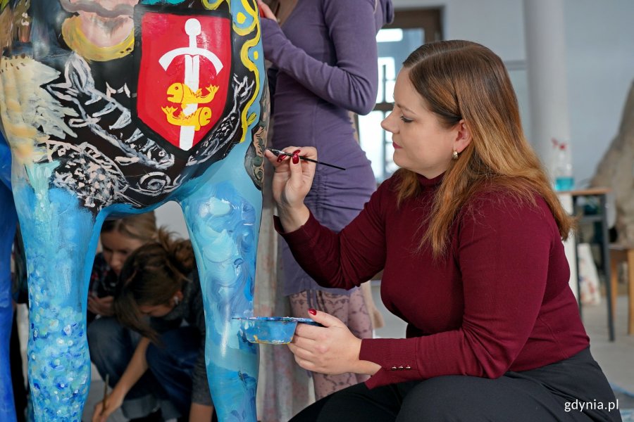 Prezydent Gdyni Aleksandra Kosiorek malująca rzeźbę konia, kt&oacute;rą miasto przekaże na licytację WOŚP