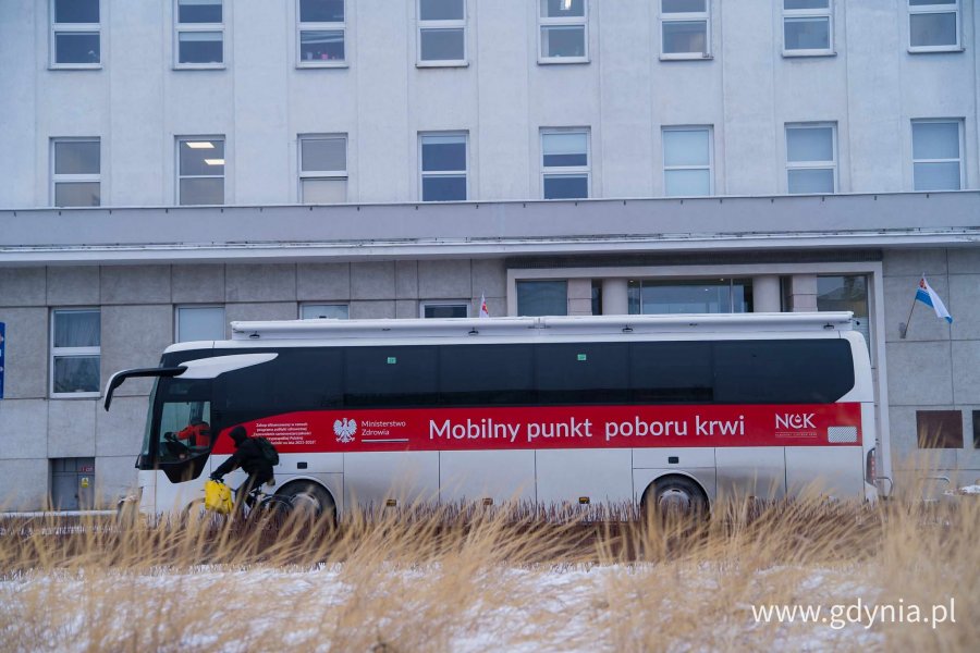 Autobus moblinego punktu poboru krwi pod Urzędem Miasta 