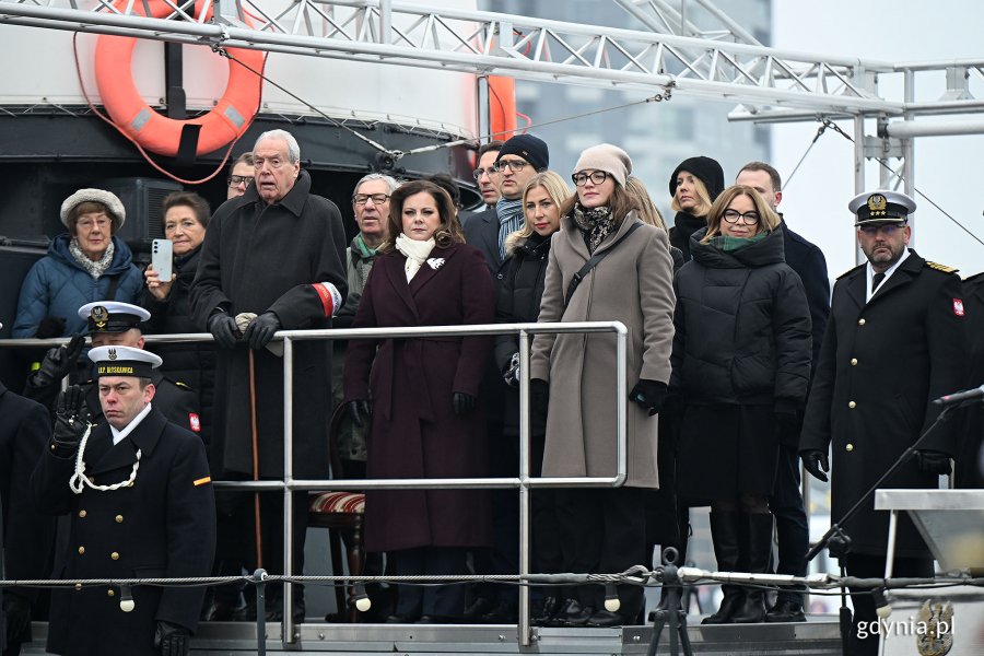 W uroczystościach z okazji 100. rocznicy nadania Gdyni praw miejskich uczestniczyli m.in. (od prawej): wiceprezydentka Gdyni Oktawia Gorzeńska, posłanka Wioleta Tomczak, radna miasta Anna Salomon, wicewojewoda pomorski Emil Rojek, poseł Kacper Płażyński, prezydent Gdyni Aleksandra Kosiorek, były radny miasta Zenon Roda, Andrzej Krajniak - prezes Stowarzyszenia Gdynian Wysiedlonych oraz Hanna Wenda-Uszyńska - wnuczka inż. Tadeusza Wendy i Julita Maciejewicz-Ryś - wnuczka inż. Eugeniusza Kwiatkowskiego