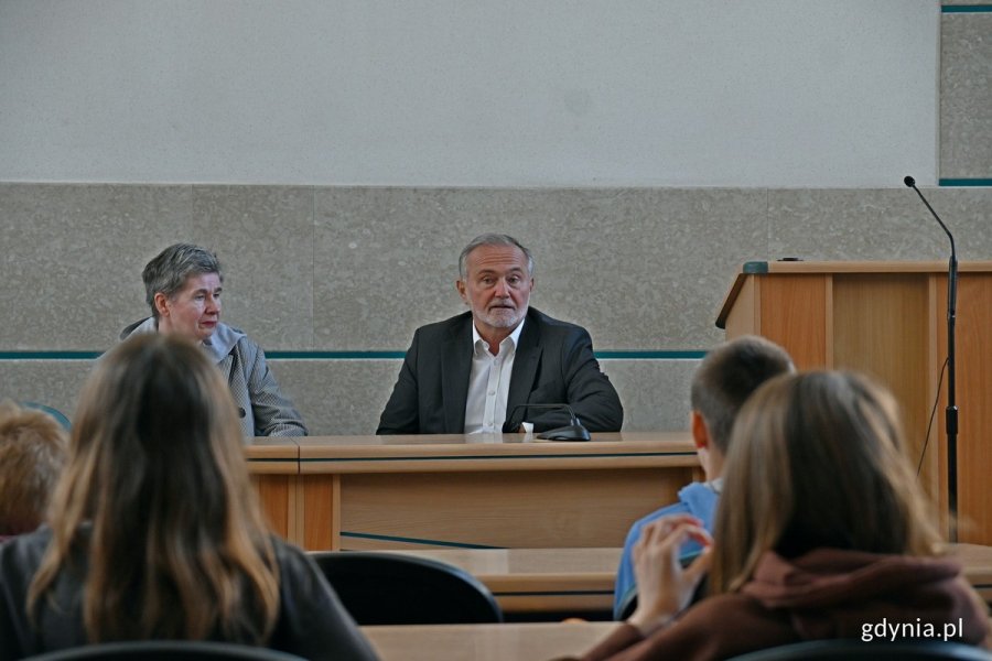Prezydent Gdyni Wojciech Szczurek podczas spotkania z uczniami klasy VI C Szkoły Podstawowej nr 43, które odbyło się w sali obrad Urzędu Miasta // fot. Magdalena Czernek