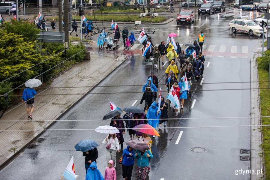 Uczestnicy 37. Gdyńskiej Pieszej Pielgrzymki na Jasną Górę na jednej z gdyńskich ulic // fot. Karol Stańczak
